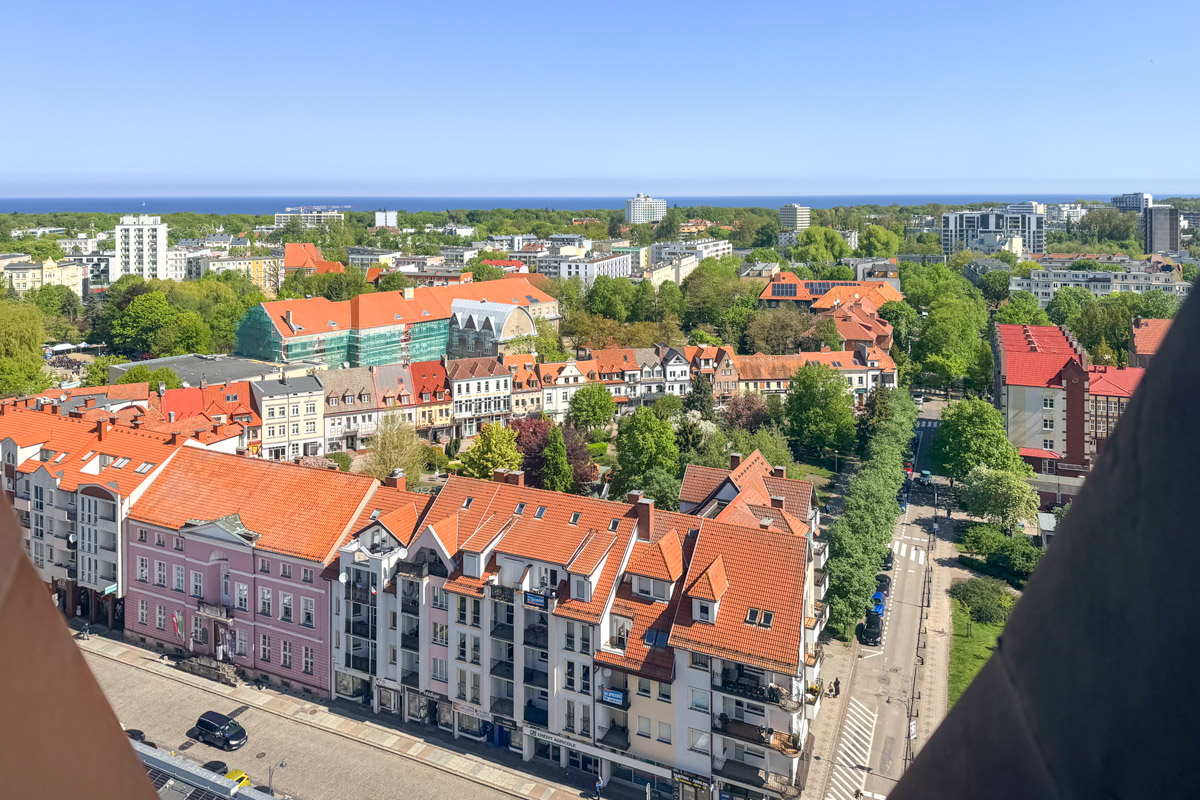 Widok z punktu widokowego na wieży bazyliki w Kołobrzegu