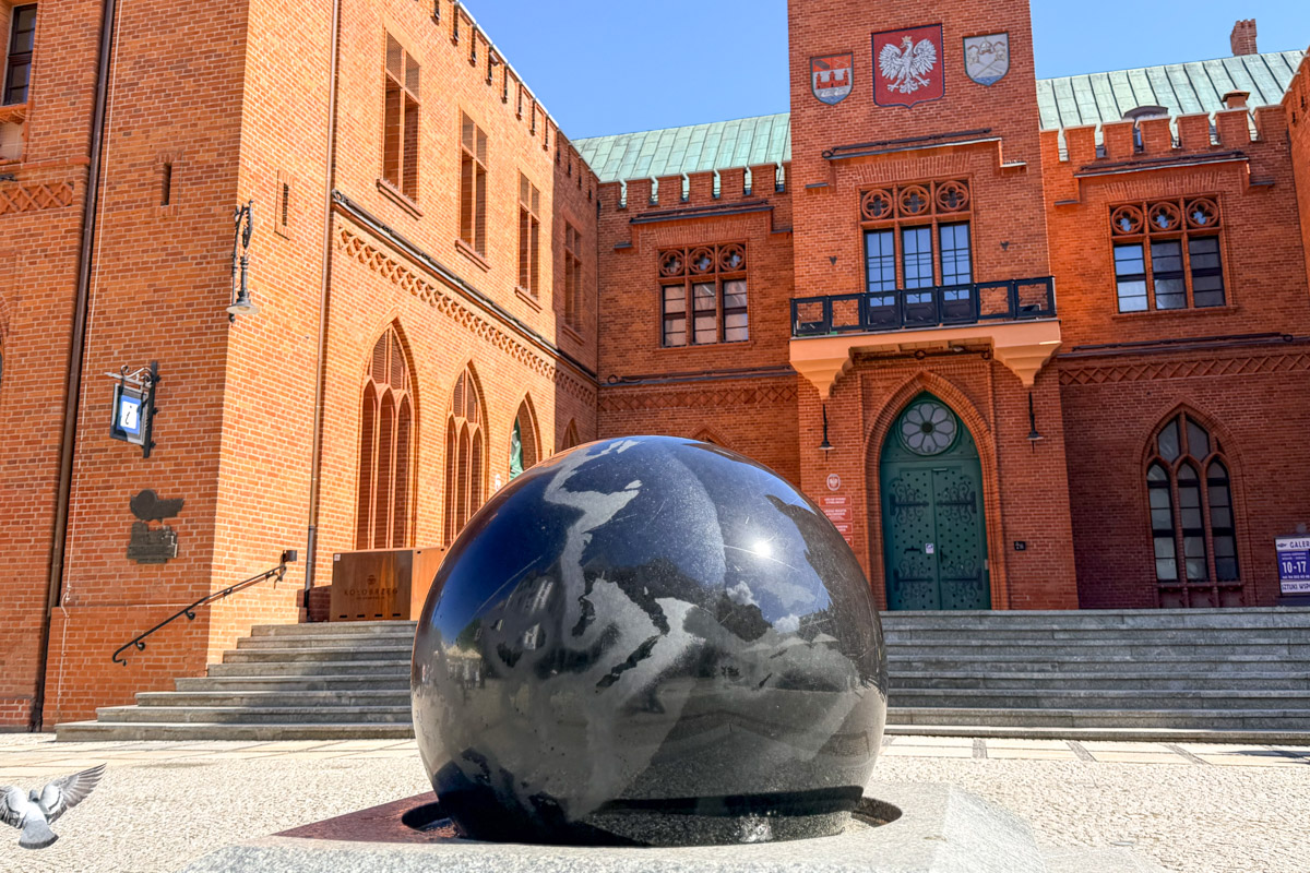 Czarna kula przed Ratuszem w połobrzegu czyli granitowy globus w formie fontanny