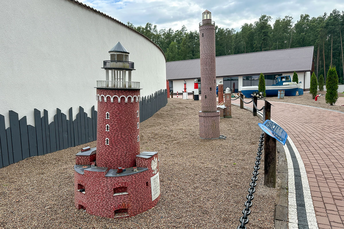 Na terenie parku przygotowano wystawę latarni morskich z polskiego wybrzeża