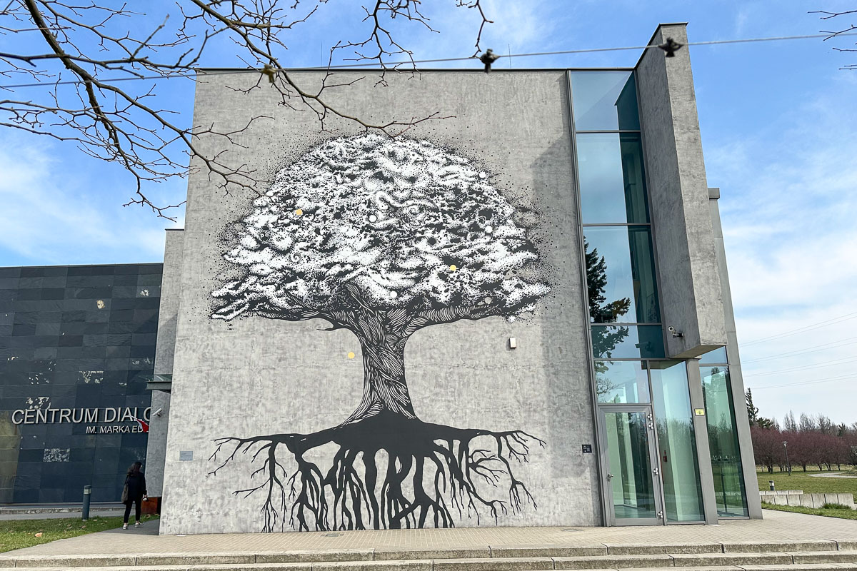 Mural na gmachu Centrum Dialogu Marka Edelmana
