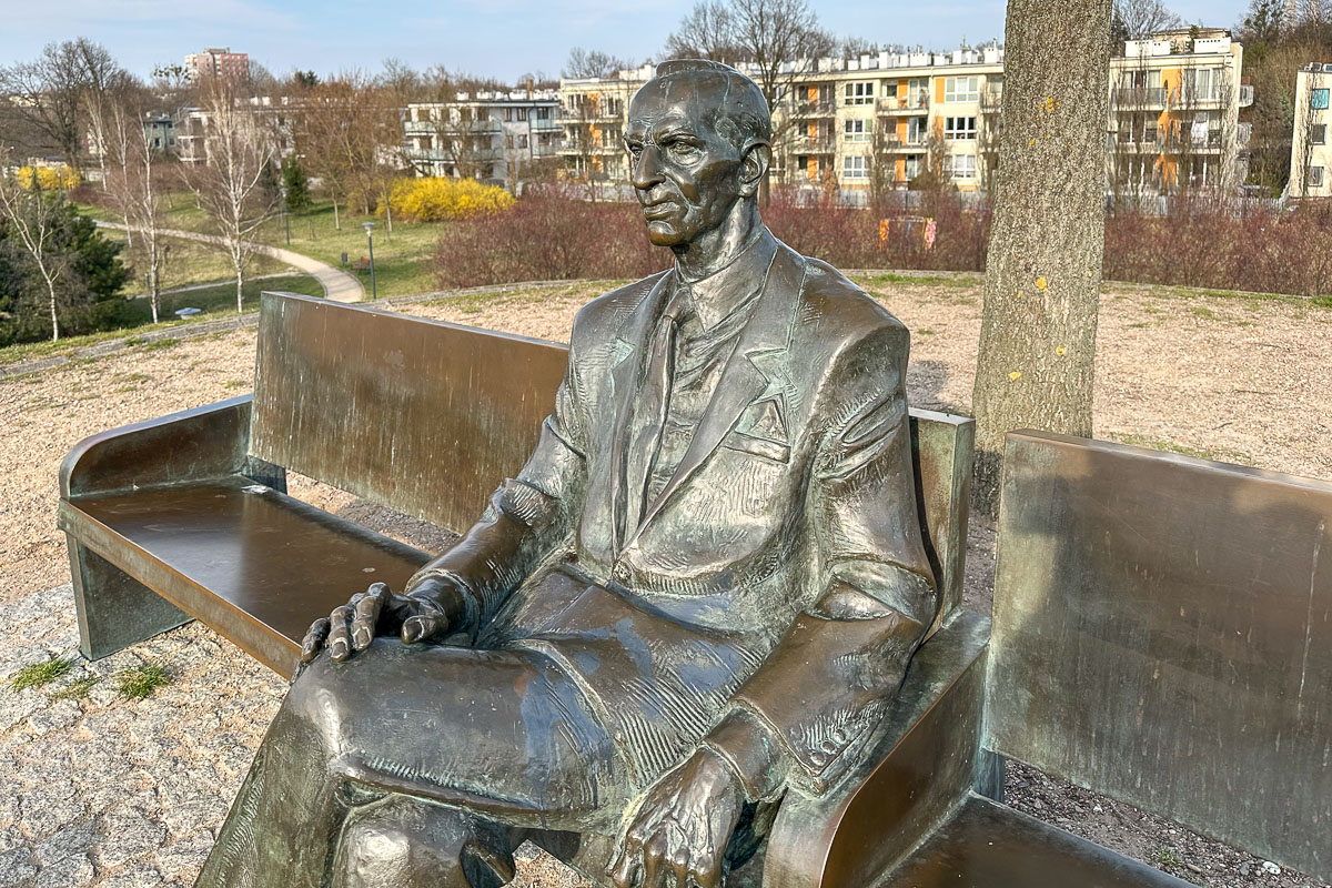 Kopiec z ławeczką Jana Karskiego
