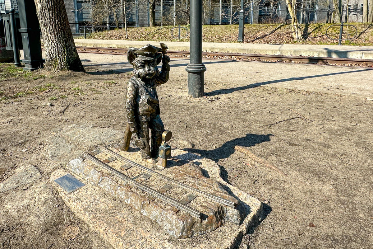 Kot Kolejowy stoi przy dawnej bocznicy i jest najłatwiejszy do odnalezienia z całego Kociego Szlaku
