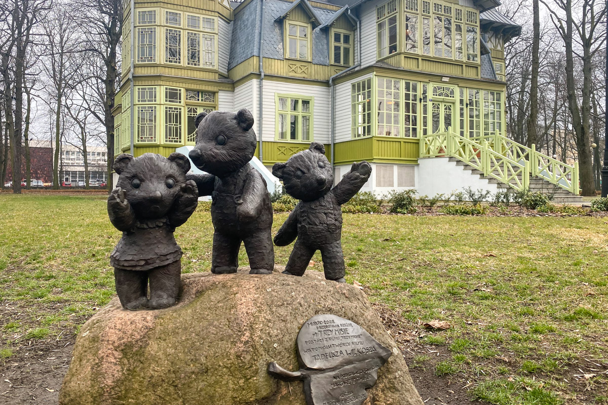 Pomnik Trzech Misiów przy łódzkim skansenie