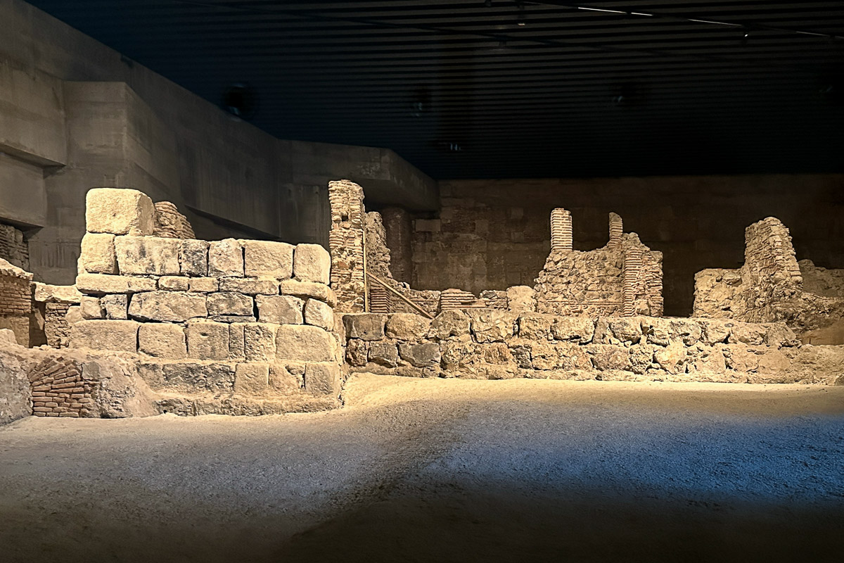 Podczas wizyty w muzeum będziemy mogli przez szybę zobaczyć stanowisko archeologiczne