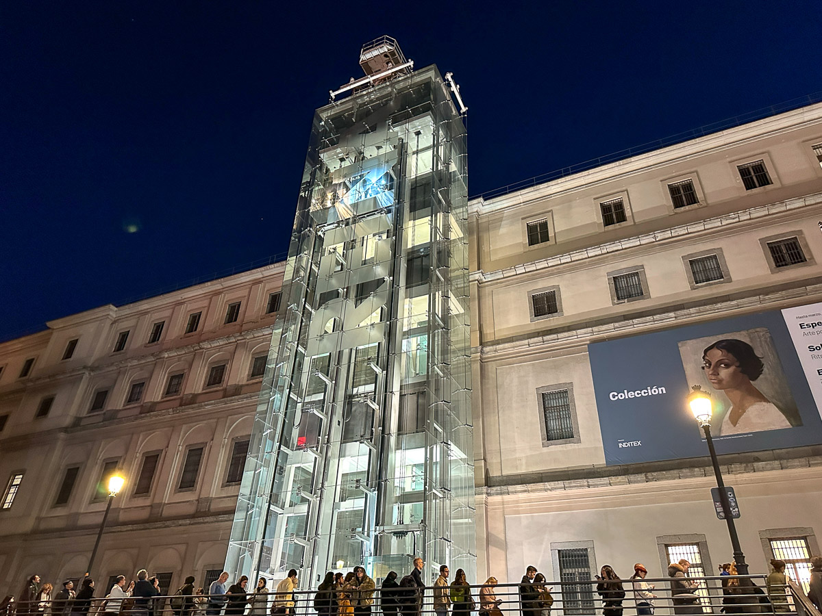 Dawny budynek szpitala z nowoczesnymi elementami