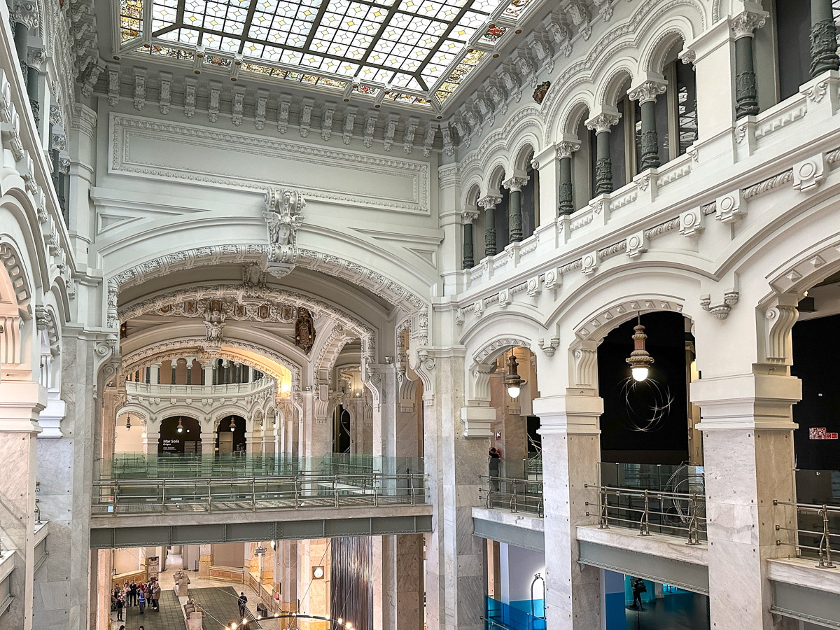 Widok na monumentalne atrium