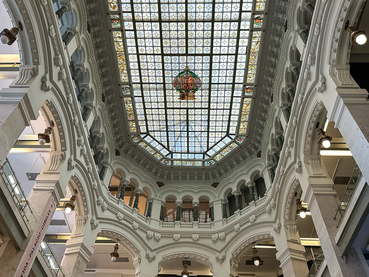 Wspaniałe witraże Palacio Cibeles