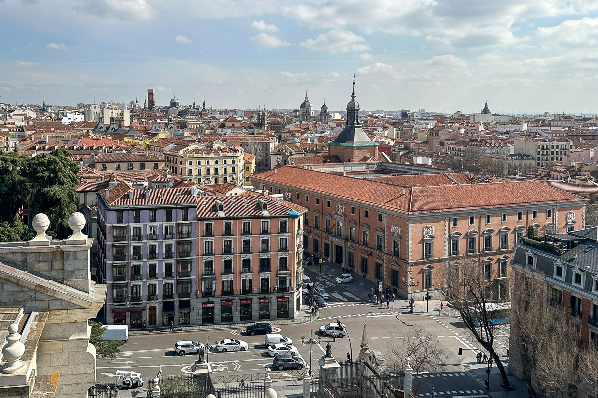 Widok na panoramę historycznego centrum z tarasu katedry