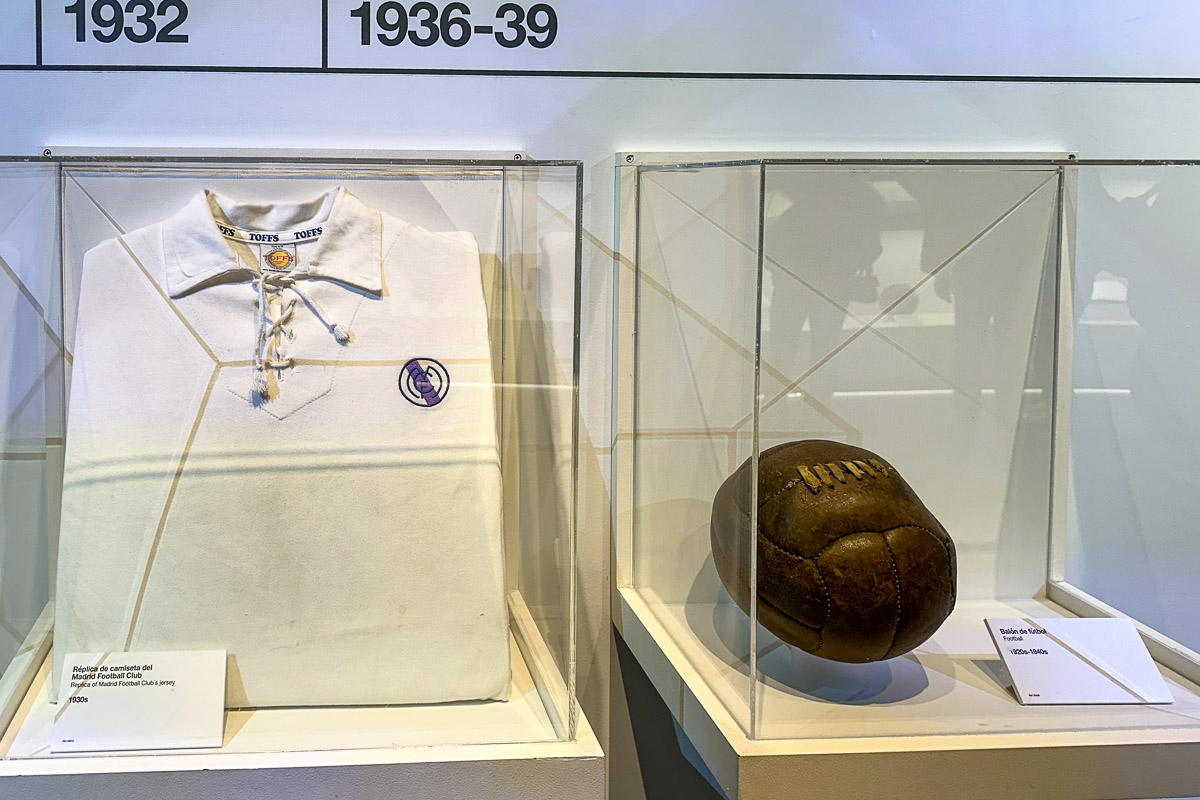 Zabytkowe eksponaty w Muzeum Realu Madryt