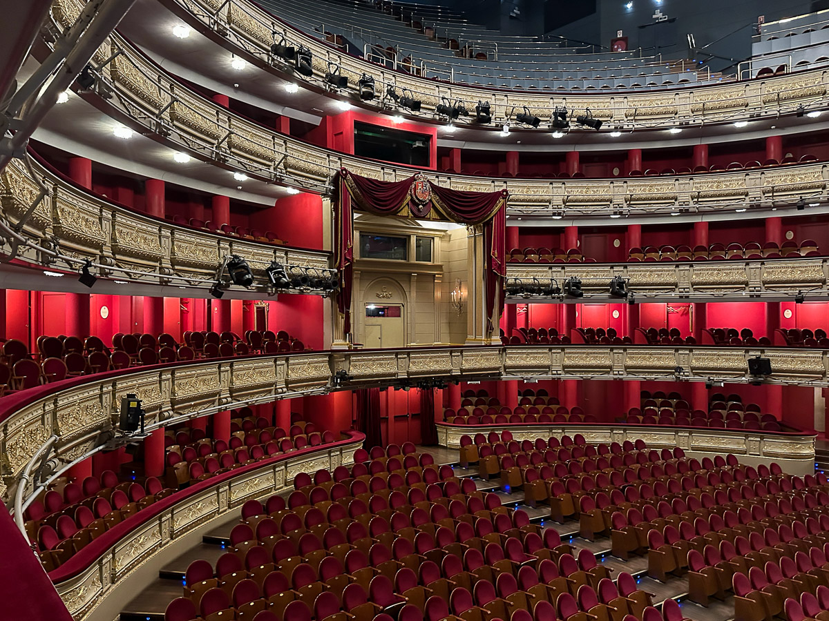 Wspaniała sala główna Teatru Królewskiego w Madrycie