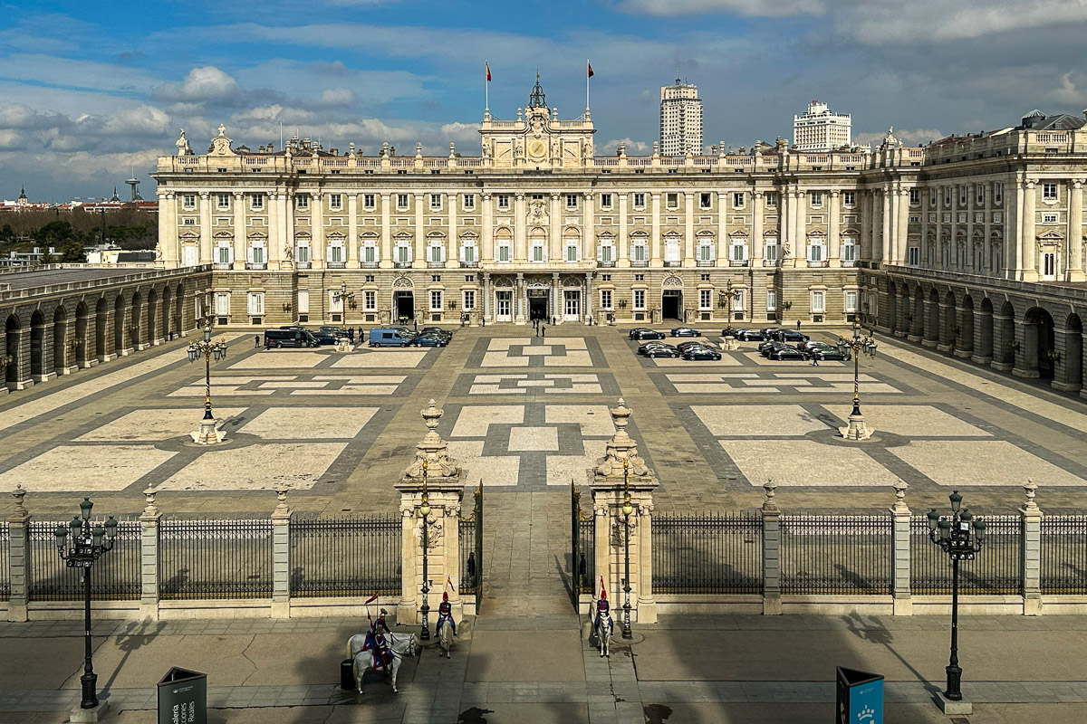 Widok na Pałac Królewski oraz Plaza de la Armería z balkonu katedry przy muzeum