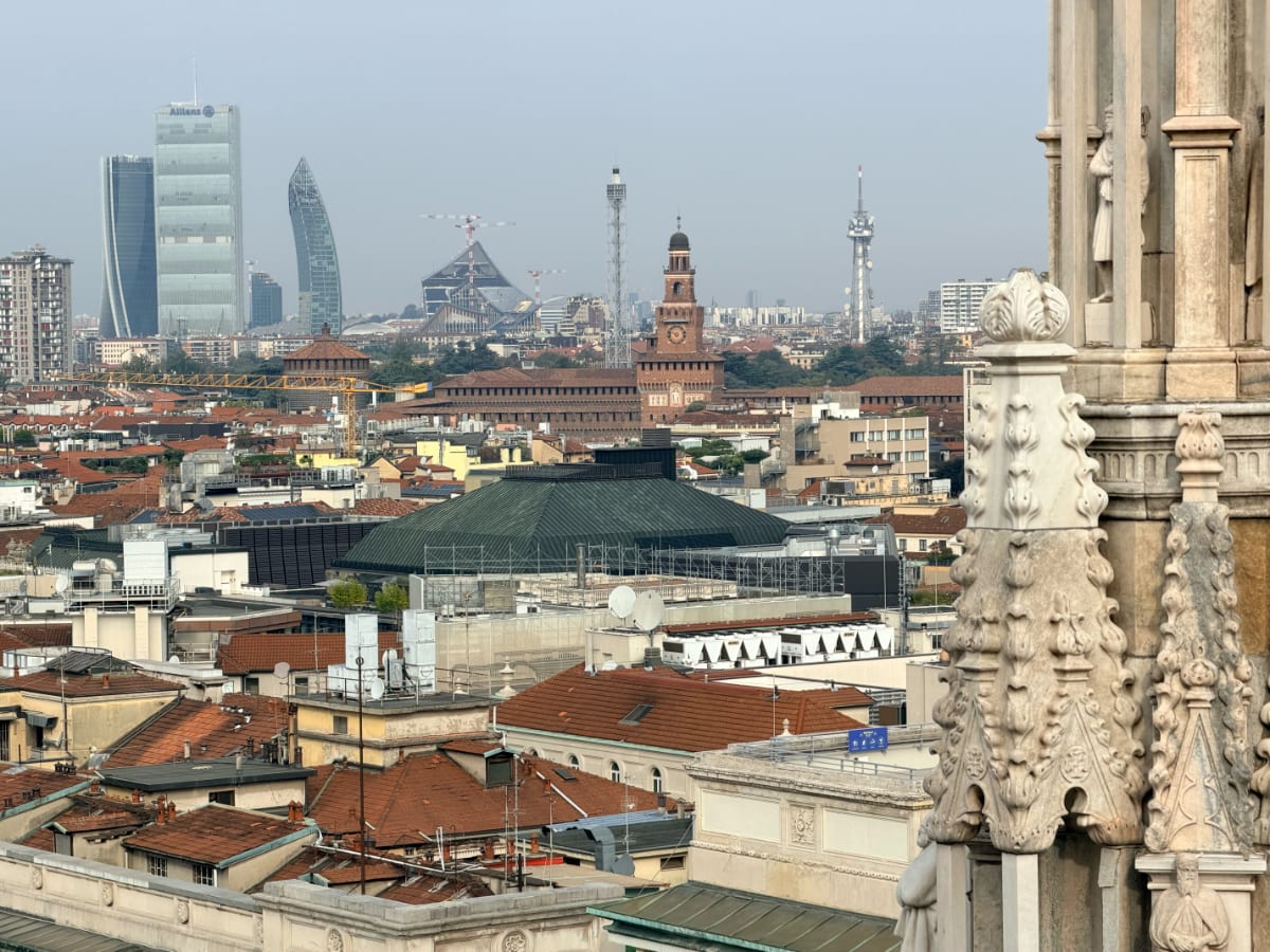 Panorama Mediolanu z dachu katedry z Zamkiem Sforzów