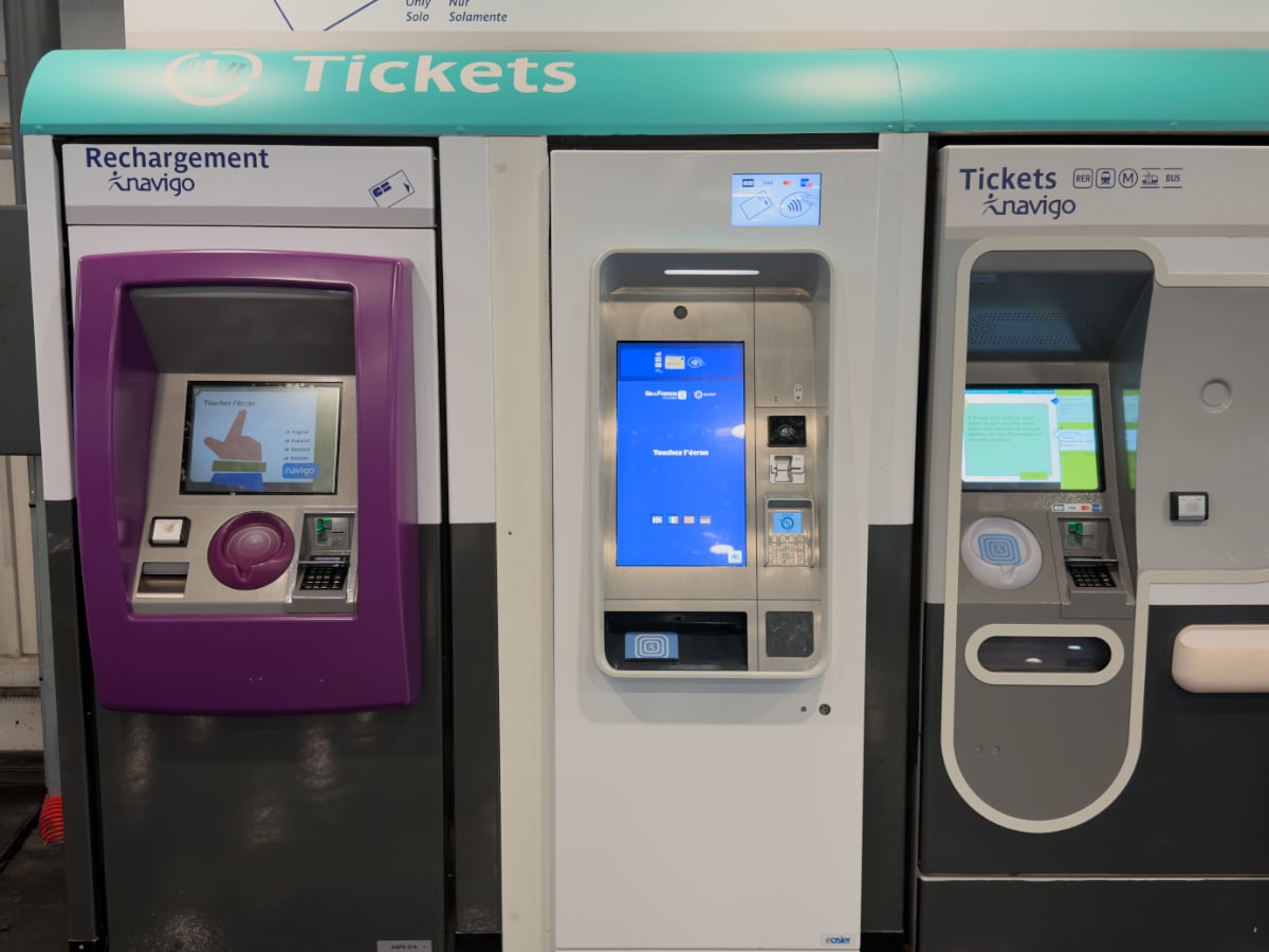 Automaty biletowe na stacjach RER - po lewej automat tylko do nabijania biletów na karty