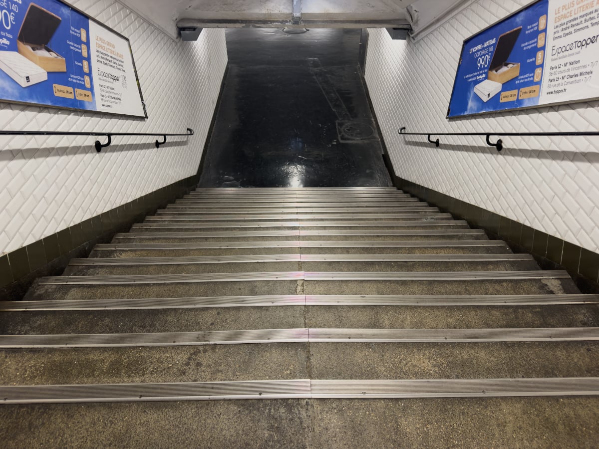 Schody - wszechobecny towarzysz paryskiego metra