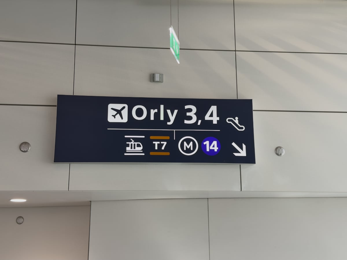 Lotnisko Orly jest bardzo dobrze oznaczone - wystarczy kierować się za znakami, by w końcu trafić na przystanek lub stację