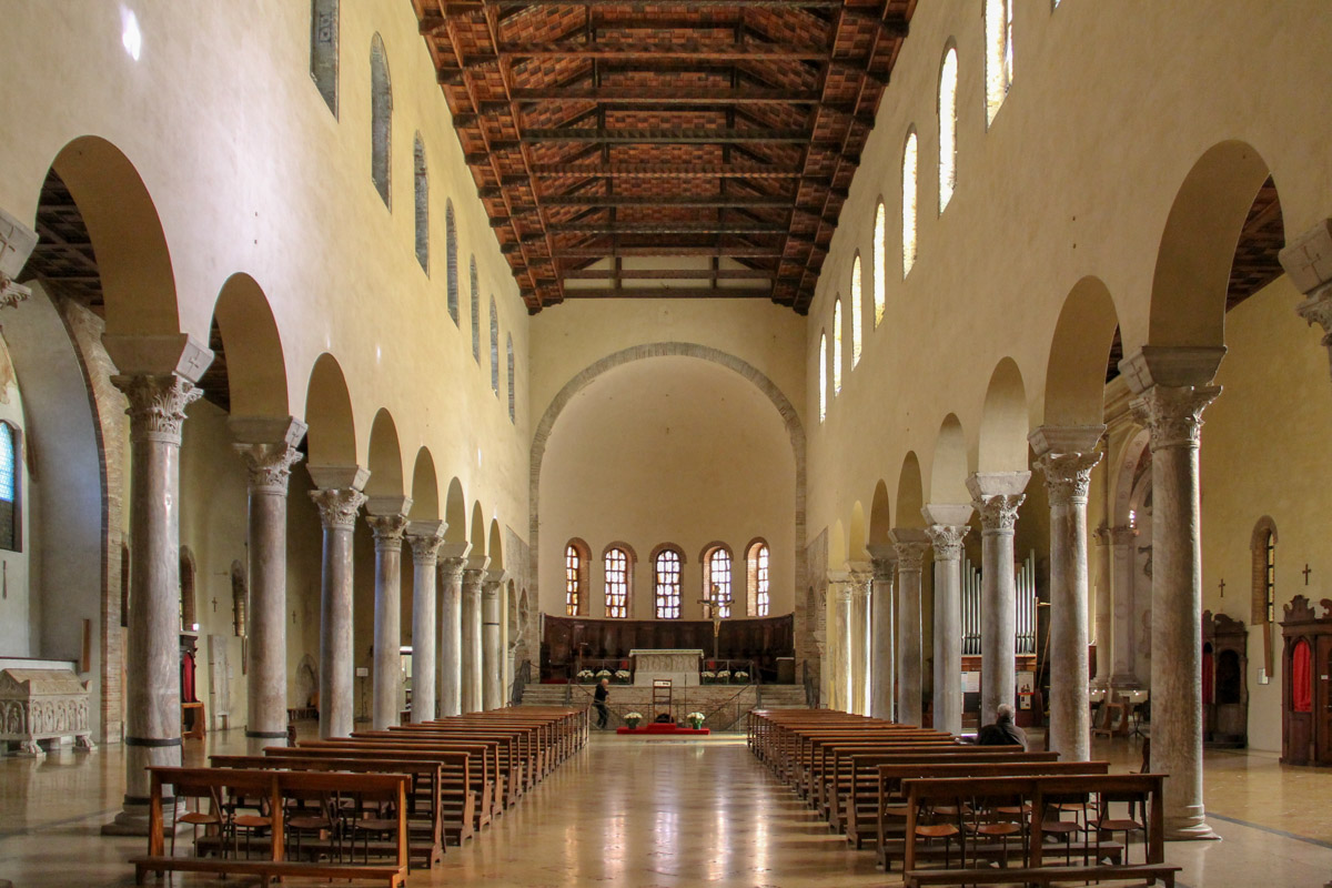 Wnętrze bazyliki św. Franciszka jest nad wyraz surowe