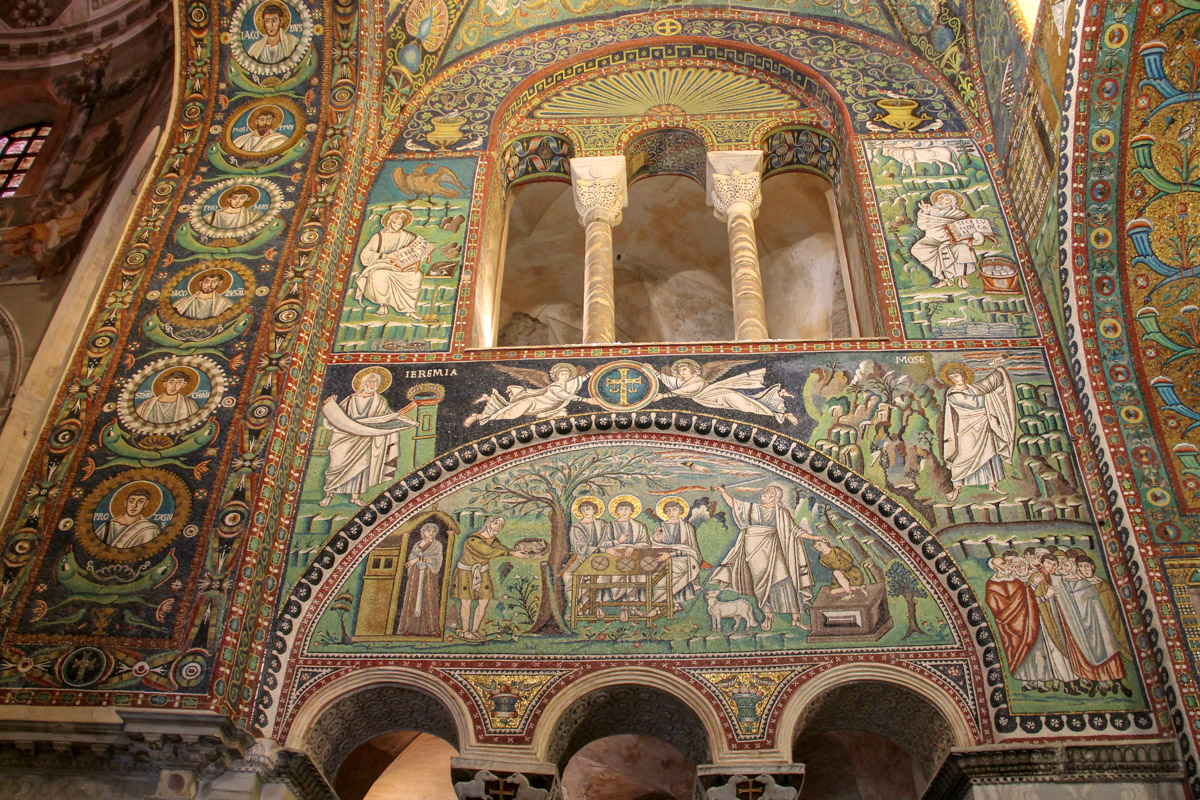 Bazylika św. Witalisa - wszechobecne mozaiki powodują, że ciężko jest skupić wzrok