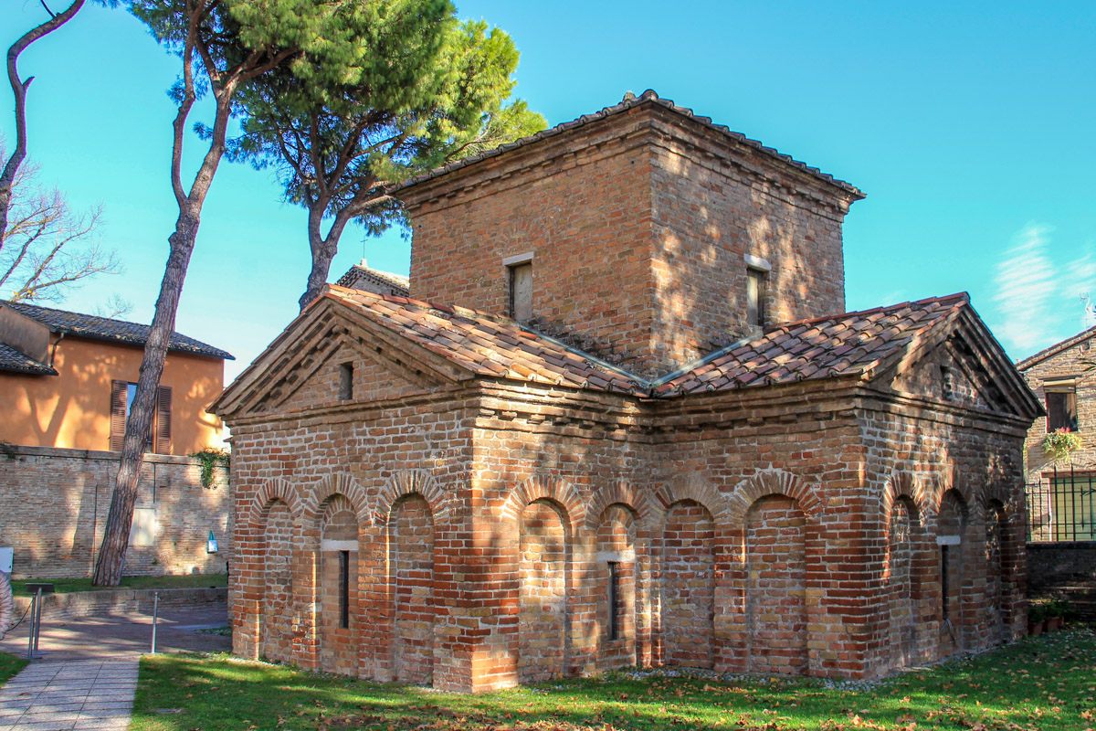 Skromny ceglany budynek mauzoleum nie zapowiada tego, co czeka nas w środku