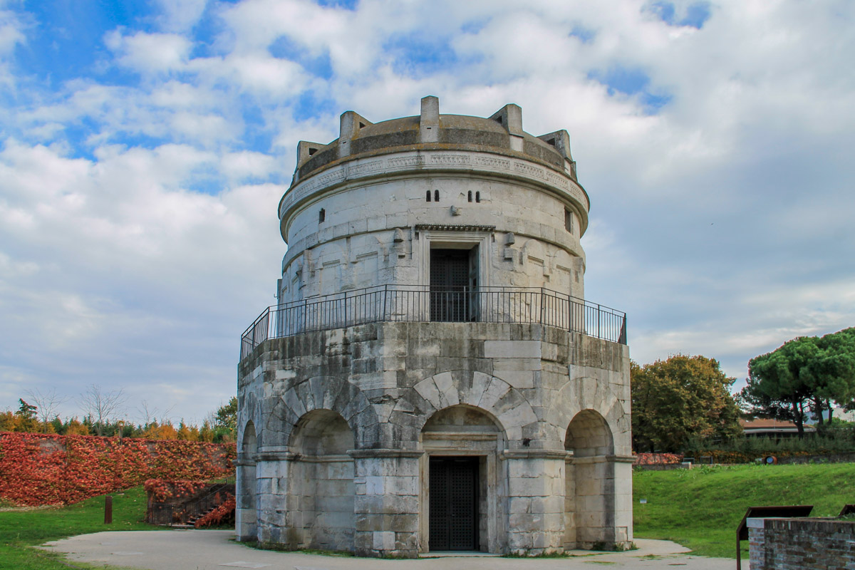 Widok z innej strony na Mauzoleum Teodoryka Wielkiego