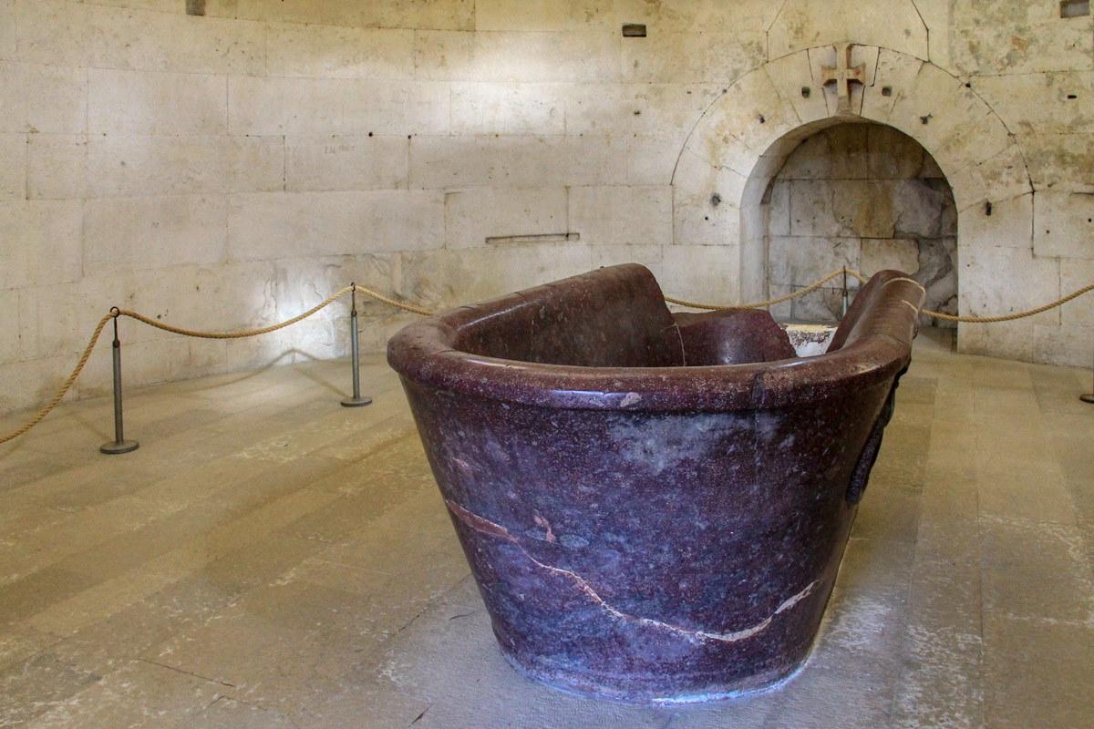 Pęknięty grobowiec Teodoryka Wielkiego w jego mauzoleum