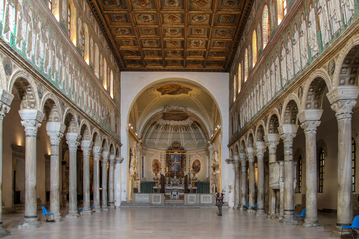 Wnętrze bazyliki Sant'Apollinare Nuovo w Rawennie