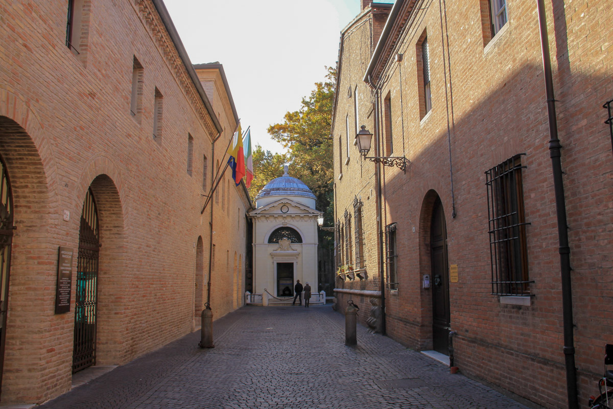 Spacer w stronę grobowca Dantego