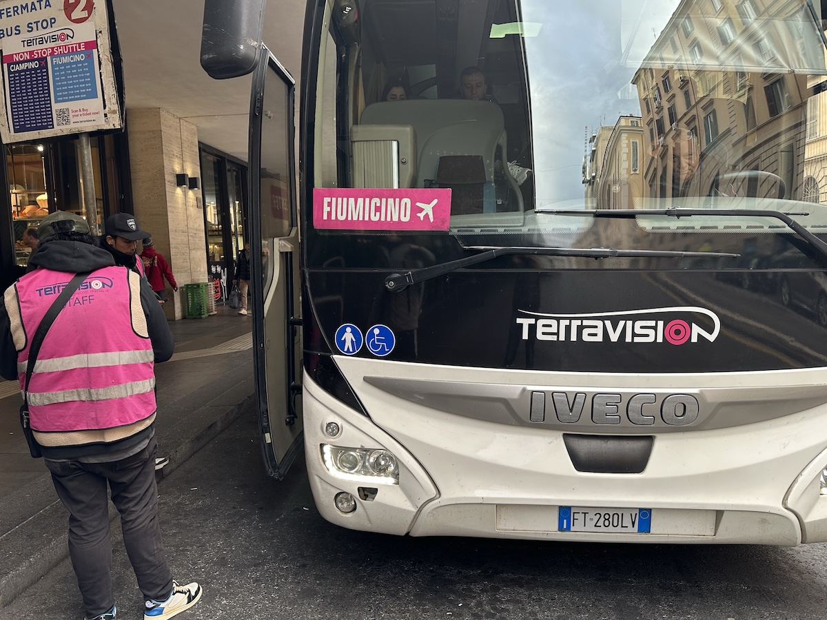 Autobus Terravision przy Roma Termini - przy pojazdach stoją pracownicy skanujący bilety oraz mogący odpowiedzieć na pytania