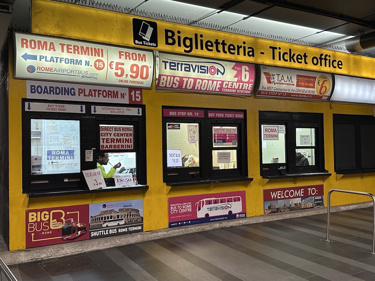 Punkty sprzedaży biletów wszystkich przewoźników na lotnisku Rzym Fiumicino