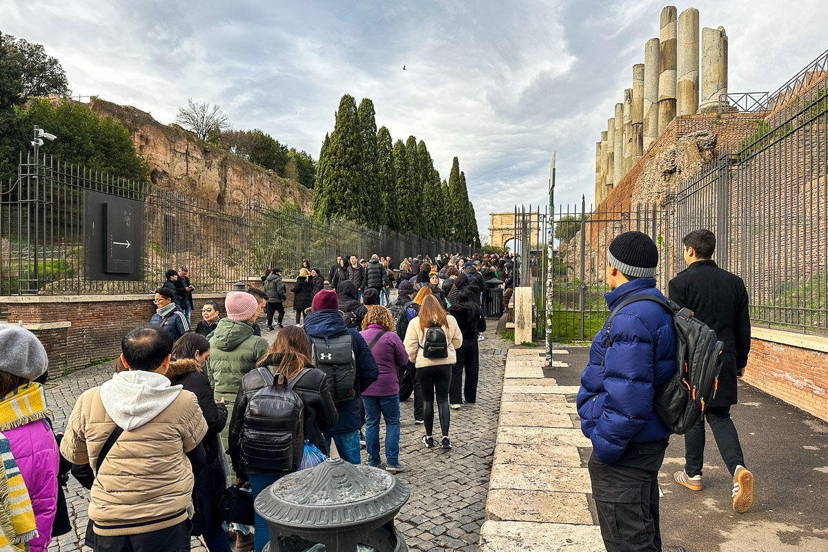Tak wyglądała kolejka do wejścia do Forum Romanum w trzeci weekend stycznia 2025 roku!
