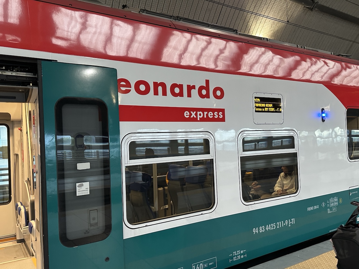 Pociąg Leonardo Express, którym dojedziemy z lotniska Fiumicino do centrum Rzymu
