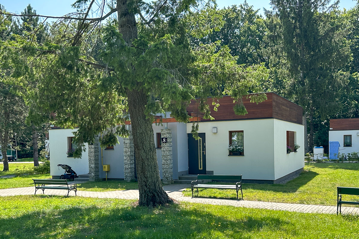 Domki na terenie ośrodka Leśnik