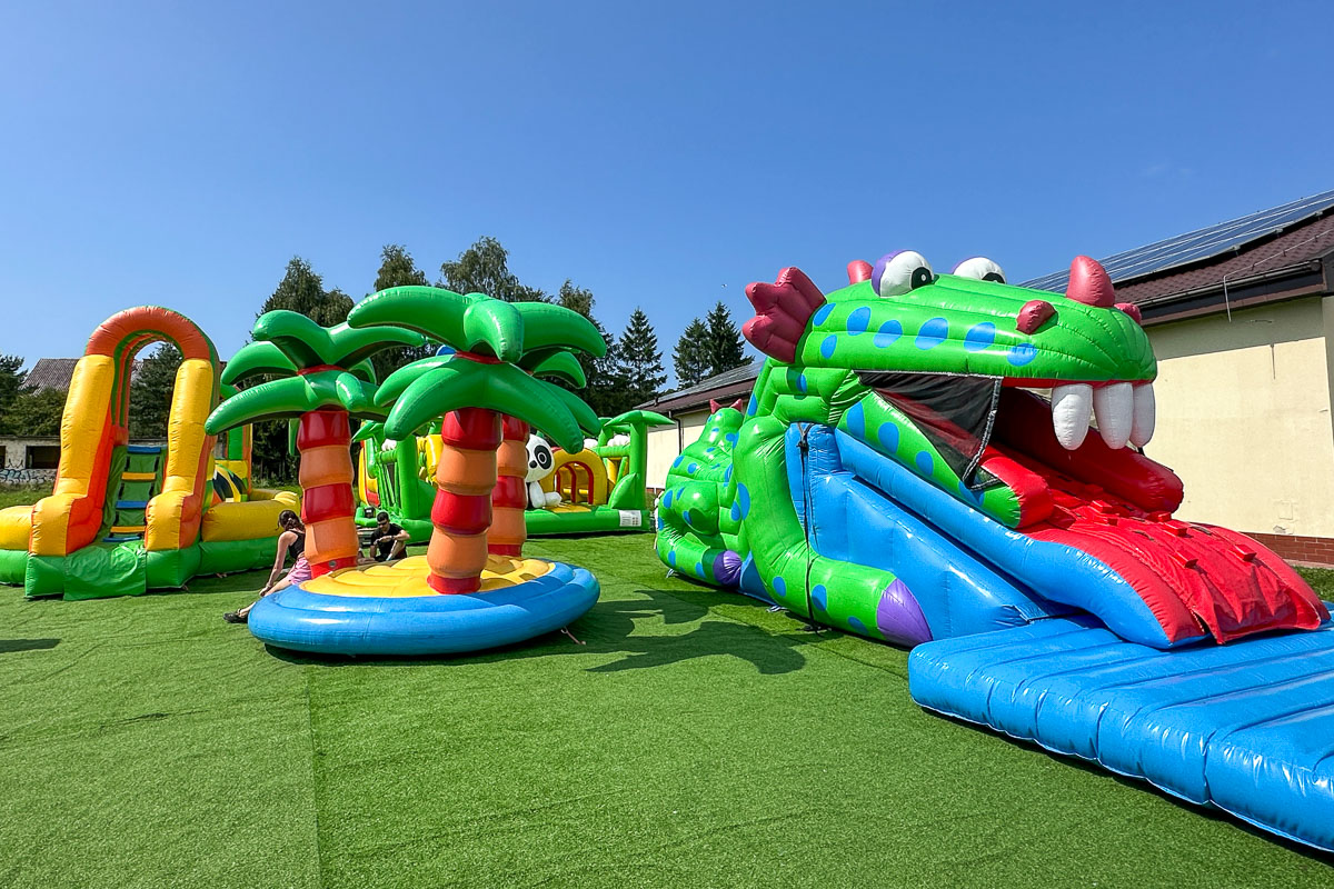 Zaletą Rowów jest większa liczba typowych atrakcji dla dzieci - tu Gigapark, niewielki park dmuchańców