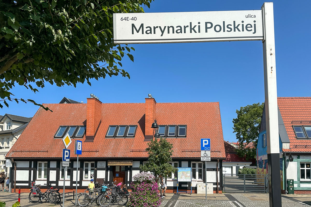 Jeśli szukacie spokoju omijajcie noclegi przy ulicy Marynarki Polskiej, ale wzdłuż Czerwonych Kosynierów znajdziecie podobna zabudowę szachulcową