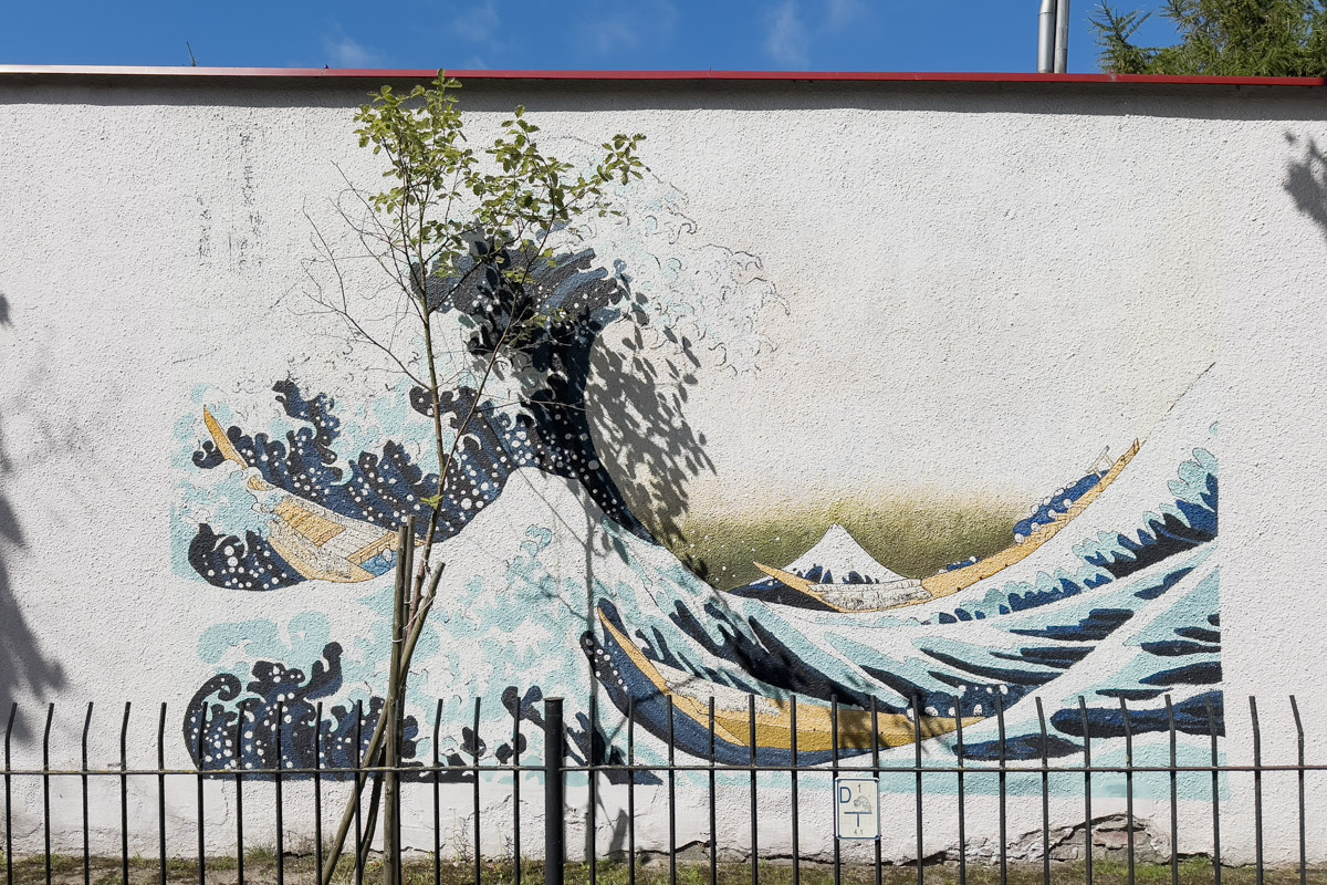 Mural z falami przy Bałtyckiej Galerii Sztuki Współczesnej w Ustce