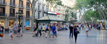 La Rambla - tętniąca życiem ulica w Barcelonie