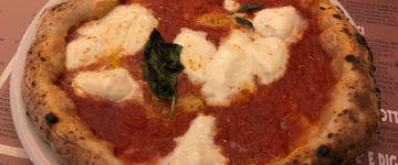 Pizza neapolitańska. Gdzie zjeść tradycyjną pizzę w Neapolu i jakie są jej rodzaje?