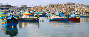 Marsaxlokk (Malta): wioska rybacka, kolorowe łódki luzzu i okolica