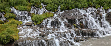 Hraunfossar: zwiedzanie nietypowego wodospadu na Islandii