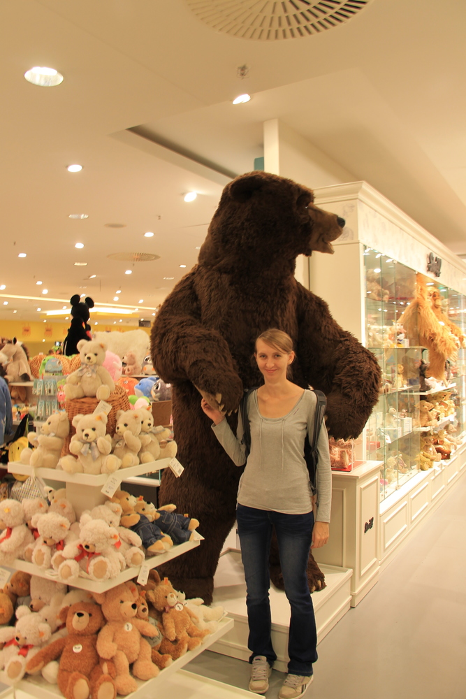 !Niedźwiedź stojący w centrum handlowym KaDeWe - Berlin