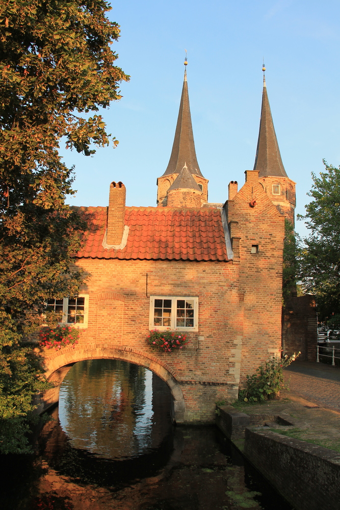 widok na Oostpoort - wschodnią bramę miejską w Delft