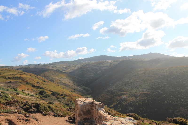 Widok na wzgórza znajdujące się przy Przylądku Roca