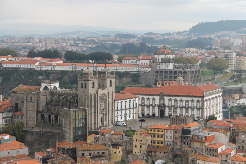 Widok na katedrę w Porto z Torre dos Clerigos