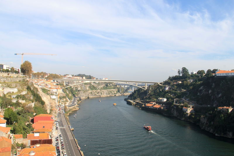 Widok na most z murów miejskich w Porto