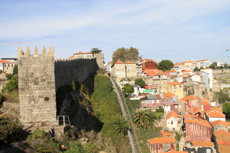 Widok na mury miejskie z mostu Ludwika I - Porto