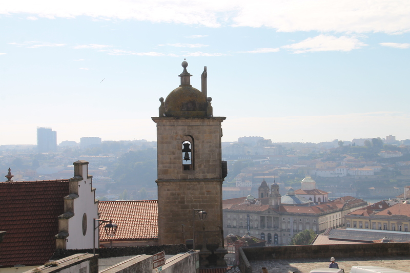 widok z placu katedralnego w Porto