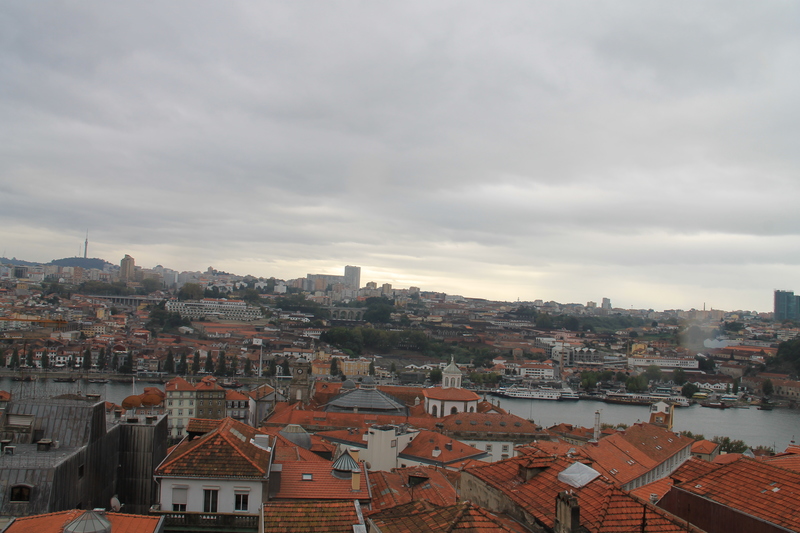 Widok w dzień na Porto z punktu widokowego Miradouro da Vitoria
