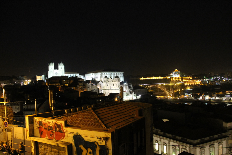 Widok wieczorny na Porto z punktu widokowego Miradouro da Vitoria
