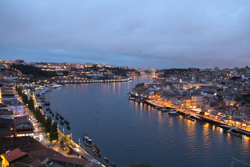 Porto wieczorem - widok z placu Mosteiro da Serra do Pilar