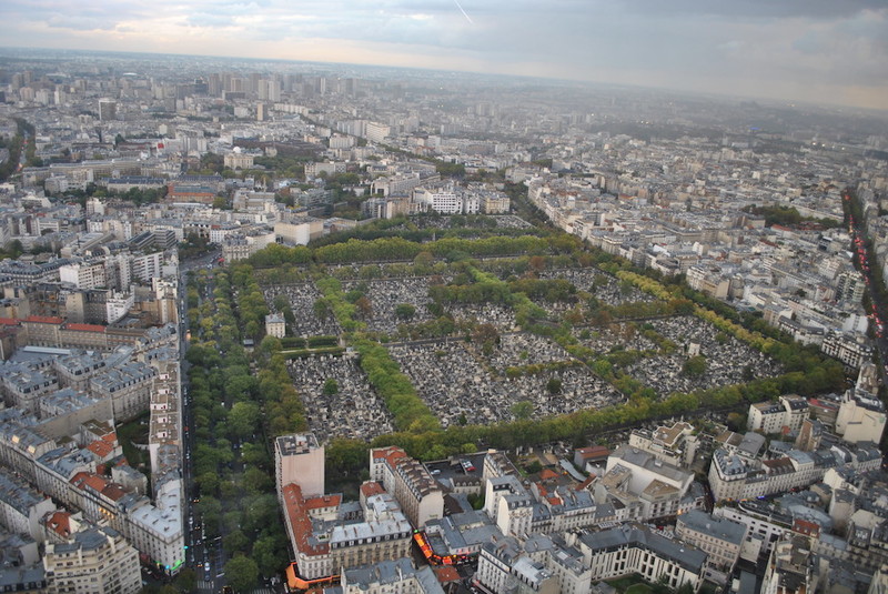 Widok z tarasu widokowego na cmentarz Montparnasse