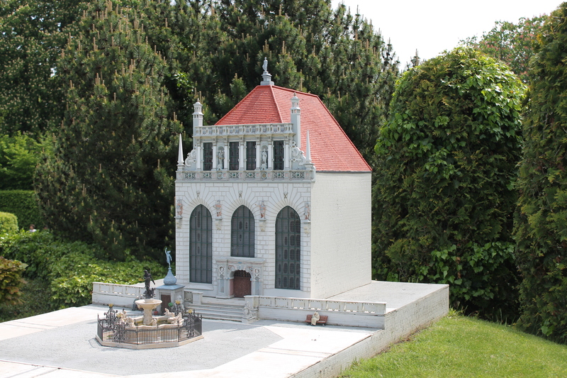 !Dwór Artusa i fontanna Neptuna - park Mini-Europe w Brukseli